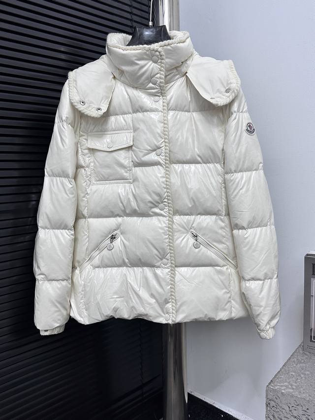 Moner 蒙口新款收腰可拆卸帽显瘦羽绒服 Glareins系列羽绒服-冬日优雅，从容定义。 风精致包边勾勒轮廓，细腻质感跃然衣间，将高定美学融入冬日穿搭。 收