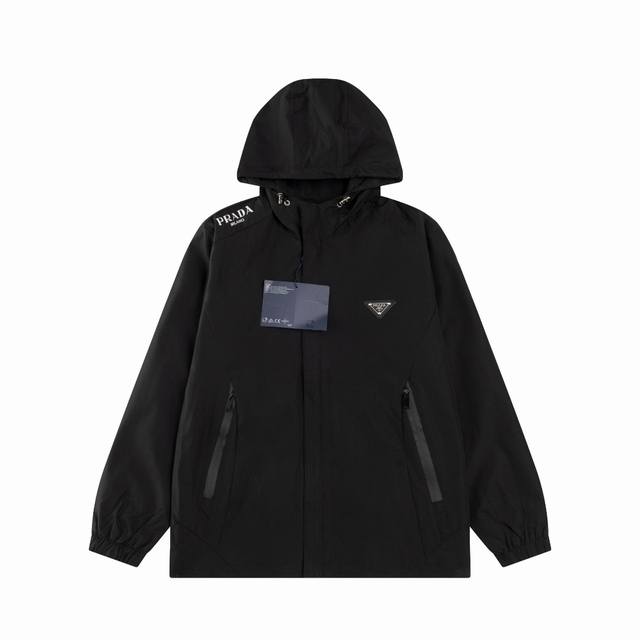 普拉达 冬季新款冲锋衣，秀场新品品相非常完美，色泽饱满诱人，非常出彩的设计，轻松将时髦感进阶，做工极为考究严谨，走线工整细致！大牌设计师巨作！上身不显臃肿、超级