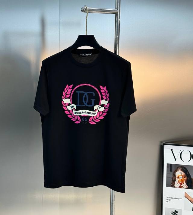 重磅出击，推送入手～D&G杜嘉-班纳25S春夏新款圆领短袖..采用250G丝光棉面料，胸口Dg标志性撞色印烫.色彩搭配超级好看的。。全品相多色推送！！！常规版型