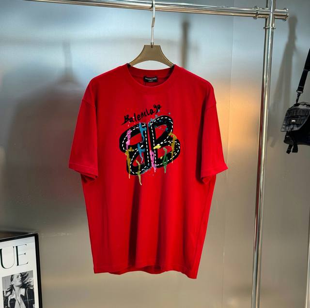 巴黎世家 夏季新款采用250G索罗纳棉面料，超级柔软亲肤！标识高级手绘印花 设计点缀，内里走线工整细致，上身时尚潮流！高端百搭款，品质可见！码数：S-Xxl 颜