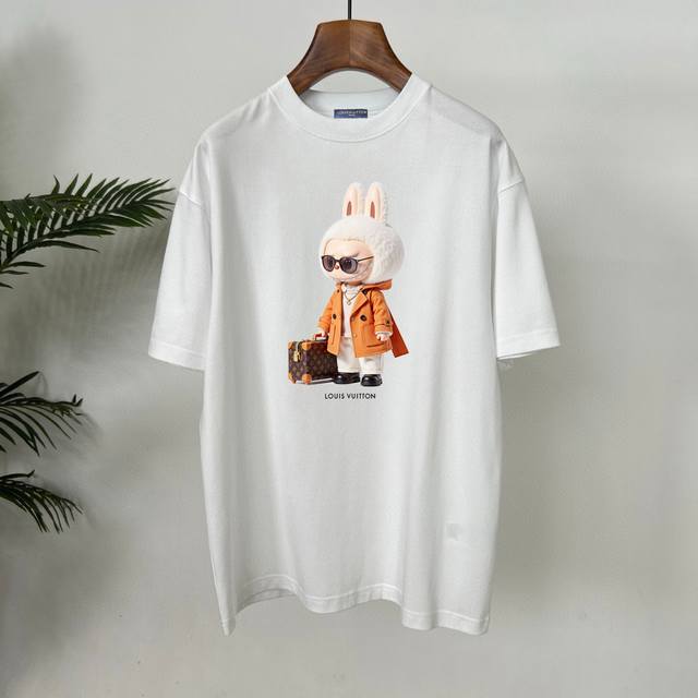 Lv联名Labubu夏季新款采用250G索罗纳纯棉面料，超级柔软亲肤！标识高级手绘印花 设计点缀，内里走线工整细致，上身时尚潮流！高端百搭款，品质可见！码数：S