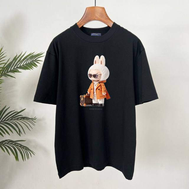 Lv联名Labubu夏季新款采用250索罗纳纯棉面料，超级柔软亲肤！标识高级手绘印花 设计点缀，内里走线工整细致，上身时尚潮流！高端百搭款，品质可见！码数：S-