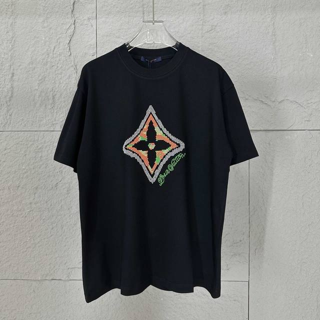 Lv 路易*2025春夏新款 经典大V字母立体烫钻珍珠工艺设计 定制双纱平纹纯棉面料 短袖T恤 男女同款 尺码： S 90-130斤 M 120-150斤 L