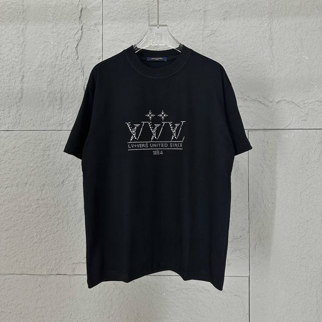 Lv 路易*2025春夏新款 经典大V字母立体烫钻银色珍珠工艺设计 定制双纱平纹纯棉面料 短袖T恤 男女同款 尺码： S 90-130斤 M 120-150斤