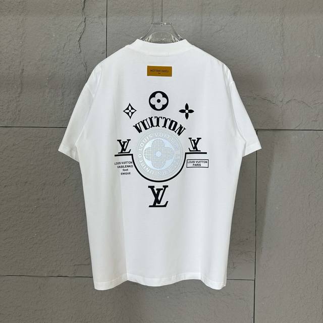 Lv 路易*2025春夏新款 经典字母硅胶工艺+印花设计 定制双纱平纹纯棉面料 短袖T恤 男女同款 尺码： S 90-130斤 M 120-150斤 L 140