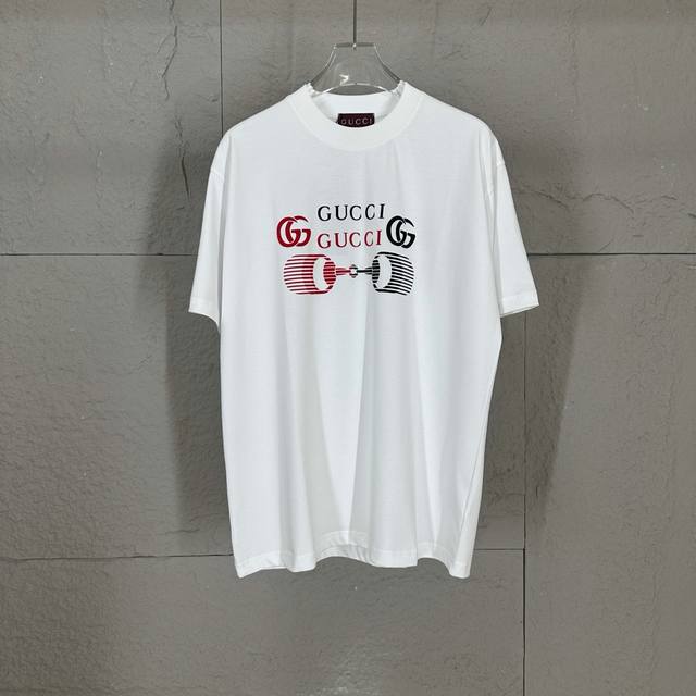 Gu* 古驰*2025春夏新款 双G胸前Gucci字母植绒工艺 短袖T恤 定制双纱平纹纯棉面料 男女同款 颜色：黑色 白色 尺码： S 90-130斤 M 12