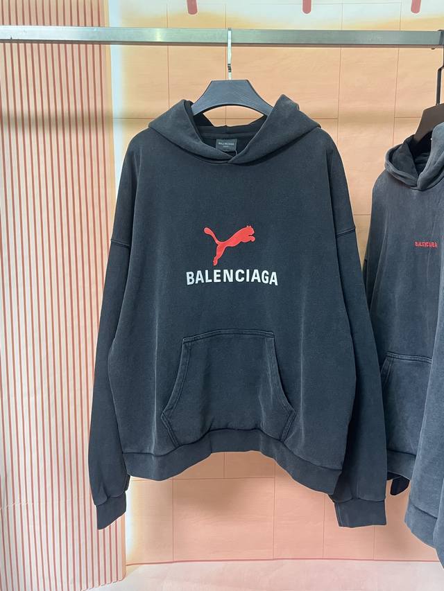 大货实拍图# Balenciaga巴黎彪马联名水洗做旧连帽卫衣帽衫 面料：纯棉毛圈460G布重 工艺：水洗炒盐做旧，直喷环保胶浆印花 尺码：Xs-L