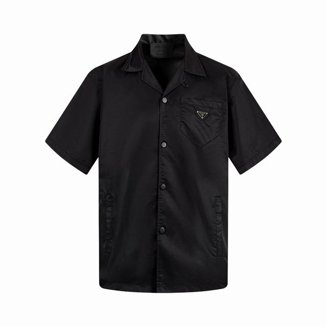 暗黑Pra 普拉拉 25Fw新款Re-Nylon 再生尼龙短袖侧口袋衬衫外套！直裁衣袖，直裁下摆版型！侧边口袋拉链。正面涂珐琅金属三角形徽标，可以百搭任何风格的
