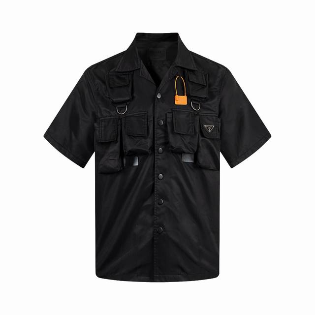 25Ss 多口袋战地机能风短袖Pra* 选用标志性的创新再生尼龙 Re-Nylon 打造 搭配保龄球领 彰显实用而现代的风采 小巧实用的口袋为设计锦上添花 提升