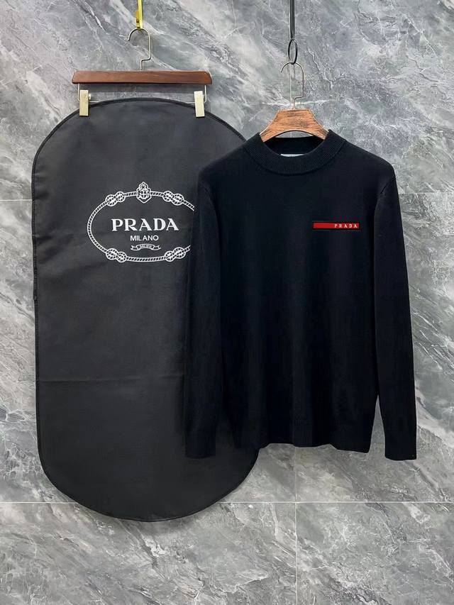 Prada 普拉达三标齐全 经典半高领毛衣 精品羊毛混纺毛衫 男女款高端定制臻品系列 隶属品牌高端主线 专利顶级纱线混纺 以创新来阐释常规款式 面料的配置更是颠