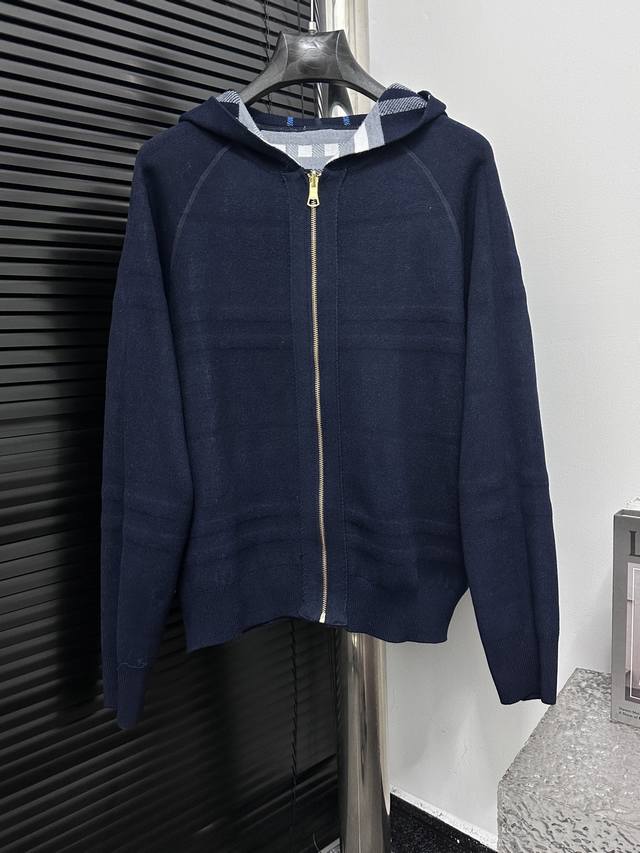 Burberry 巴宝莉 双面羊毛Logo战马格纹针织外套 轻奢主义 男女日常通勤穿搭必备单品 正确版本 欢迎对比 采用德国进口机器双面提花工艺 领口 袖口和衣