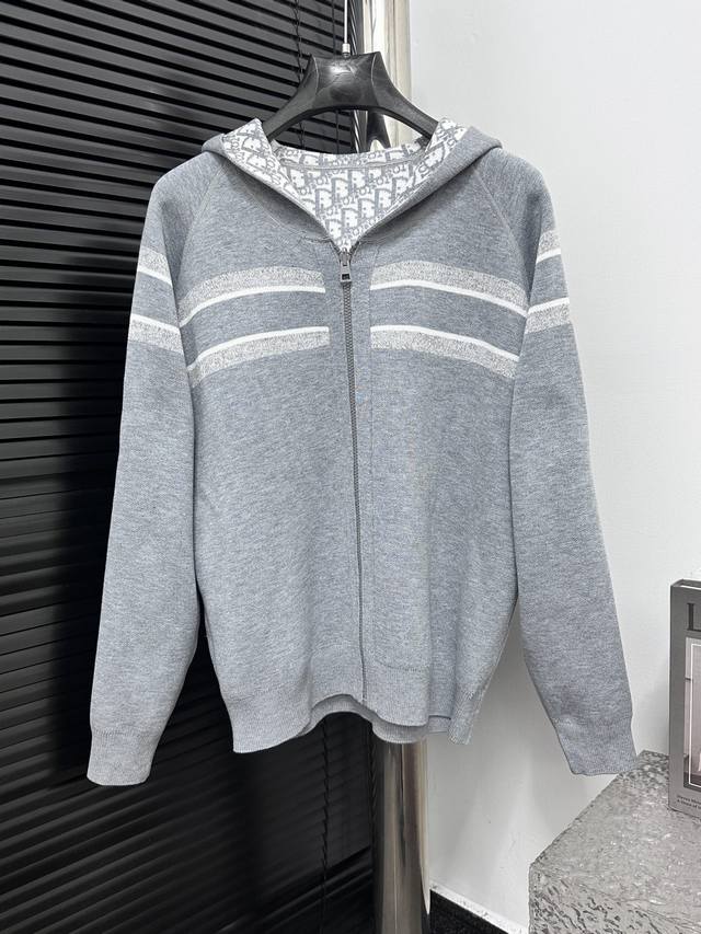 Dior 迪奥提花连帽双面穿拉链开衫 连帽羊绒开衫双面穿拉链针织外套 面料采用羊绒面料含 %50 羊毛纯棉材质内里Zp一致包边 字母提花融合设计一面是纯色 Lo