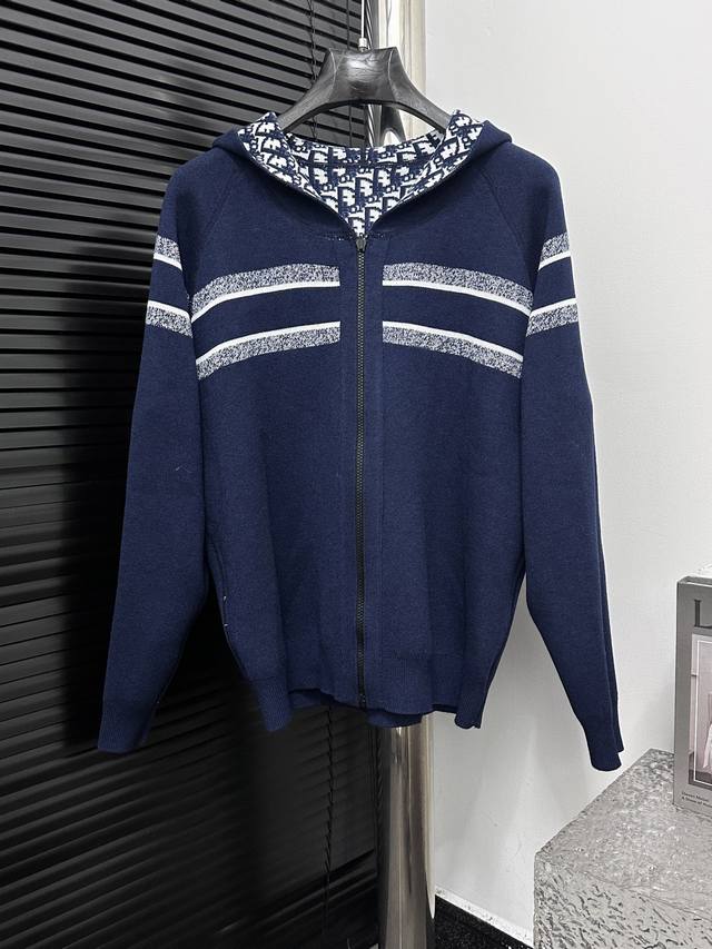 Dior 迪奥提花连帽双面穿拉链开衫 连帽羊绒开衫双面穿拉链针织外套 面料采用羊绒面料含 %50 羊毛纯棉材质内里Zp一致包边 字母提花融合设计一面是纯色 Lo