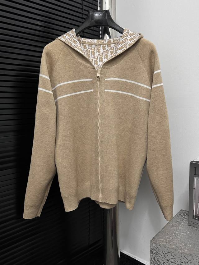 Dior 迪奥提花连帽双面穿拉链开衫 连帽羊绒开衫双面穿拉链针织外套 面料采用羊绒面料含 %50 羊毛纯棉材质内里Zp一致包边 字母提花融合设计一面是纯色 Lo