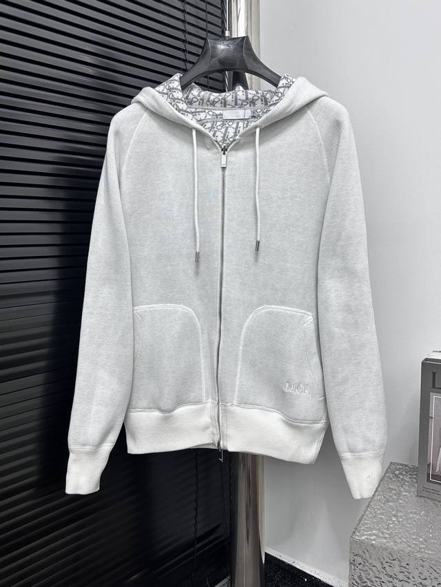 Dior 迪奥双面提花羊绒针织连帽 面料采用山羊绒混纺针织面料，质地柔软舒适。正面采用拉链闭合设计，袖口和下摆配有精致的罗纹收边。采用双面可穿设计，无衬里剪裁确