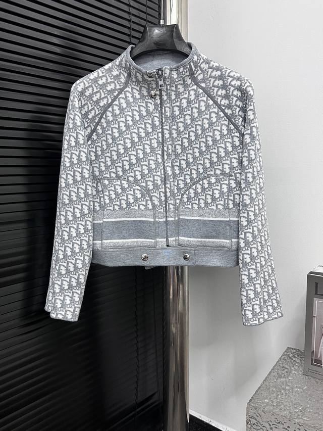 Dior 迪奥秋冬双面羊绒毛衣 满身字母提花设计，时尚感拉满。正反两面穿超实用，半高领拉链开衫，休闲又有气质，速来Get！ 尺码：S-L