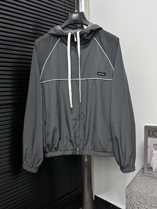 Miumiu 缪缪 25Ss拉链风帽夹克 定制冷萃智孔纤维尼龙精纺布 轻薄细腻 舒适贴肤 以铝银色为主色调 冷冽而迷人 采用进口专机红外线定位“Miu Miu
