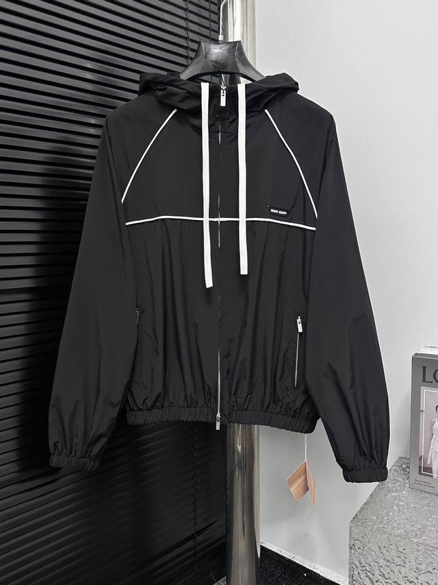 Miumiu 缪缪 25Ss拉链风帽夹克 定制冷萃智孔纤维尼龙精纺布 轻薄细腻 舒适贴肤 以铝银色为主色调 冷冽而迷人 采用进口专机红外线定位“Miu Miu