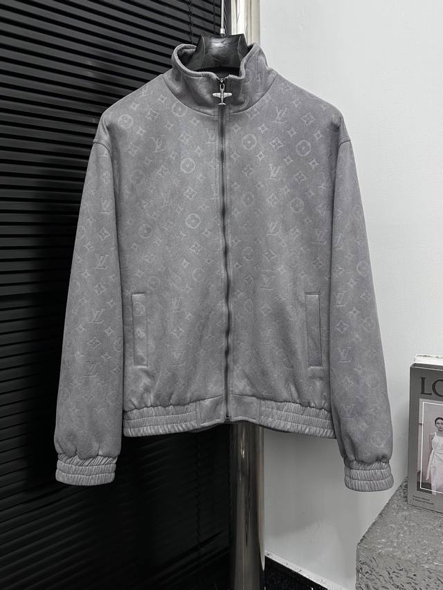 Louis Vuitton 路易王鹤棣同款 麂皮压纹飞机拉链夹克 麂皮绒钢压老花休闲外套 ，从做工到工艺都是非常精细、满花彰显品牌魅力、非常帅气的一款夹克、穿搭