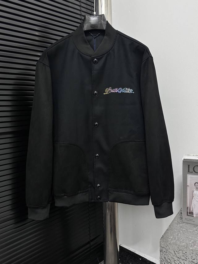 Louis Vuitton 25Ss烫钻拼接棒球服外套 后背绣花 定织螺纹耗时较长 内套里 定位裁剪 原五金开模 男女同款 工艺：绣花烫钻 尺码46 48 50