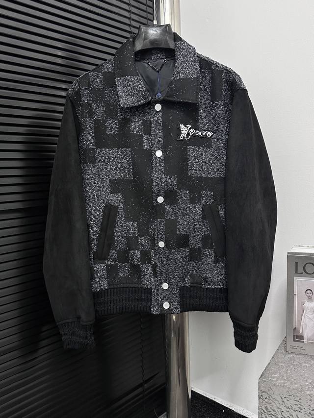 Louis Vuitton 25Ss钉珠棋盘格棒球服夹克外套 采用丹宁珠皮呢材质，衣身点缀有提花标识，而正绒面羊皮革则用于衣袖和口袋，增添了柔软触感。的衣身还巧