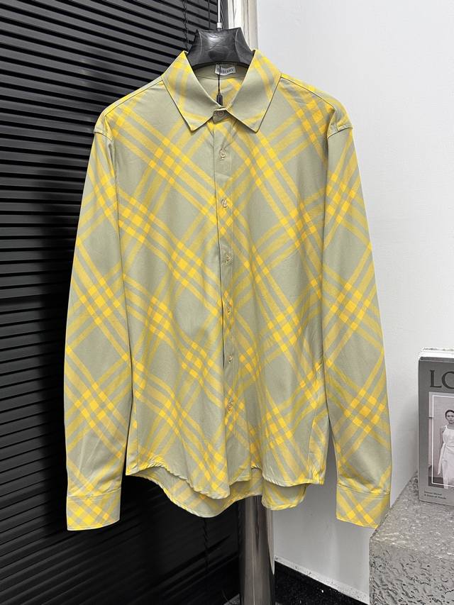 Burberry 巴宝莉 25Fw 秋冬最新款格纹系列 新配色标志性格纹，超火爆的复古英伦风，格子控必备款！超高人气的格纹。任何一个人穿了都非常有气质，总体来说