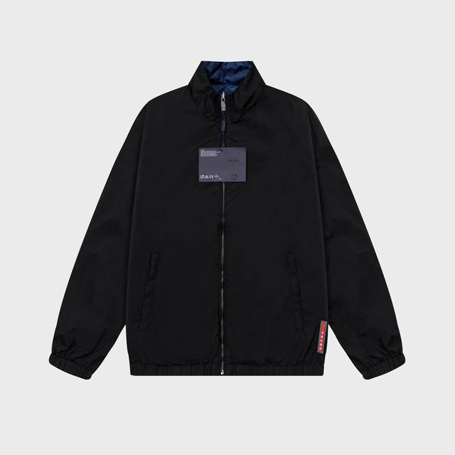 双面穿 普拉达 Prada 2025年秋冬新款立领风衣夹克，官网同步 经典五金三角标红色皮条 款式时尚大气 做工严谨 走线工整 上身效果好 原版定做五金拉链 码