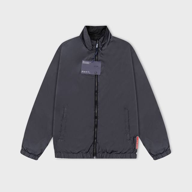 双面穿 普拉达 Prada 2025年秋冬新款立领风衣夹克，官网同步 经典五金三角标红色皮条 款式时尚大气 做工严谨 走线工整 上身效果好 原版定做五金拉链 码