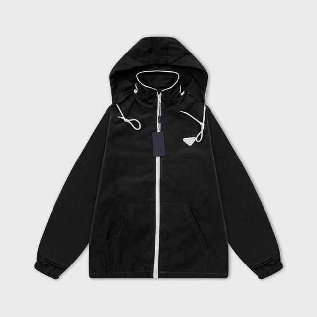 普拉达 Prada 2025年秋冬新款连帽风衣夹克，官网同步 口袋拉链设计 经典五经三角皮牌款 款式时尚大气 做工严谨 走线工整 上身效果好 原版定做五金拉链