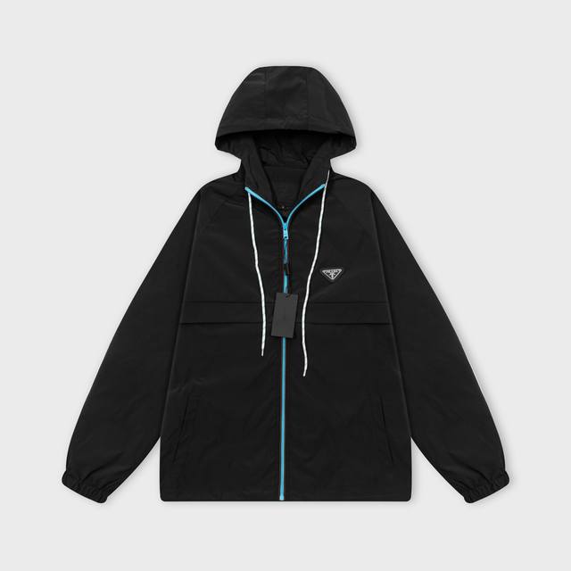 普拉达 Prada 2025年秋冬新款连帽风衣夹克，官网同步 口袋拉链设计 经典五经三角皮牌款 款式时尚大气 做工严谨 走线工整 上身效果好 原版定做五金拉链