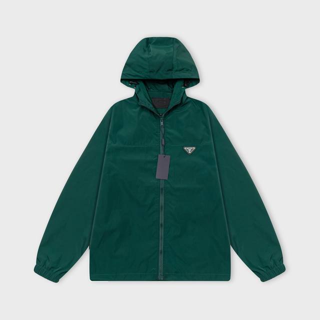 普拉达 Prada 2025年秋冬新款连帽风衣夹克，官网同步 口袋拉链设计 经典五经三角皮牌款 款式时尚大气 做工严谨 走线工整 上身效果好 原版定做五金拉链
