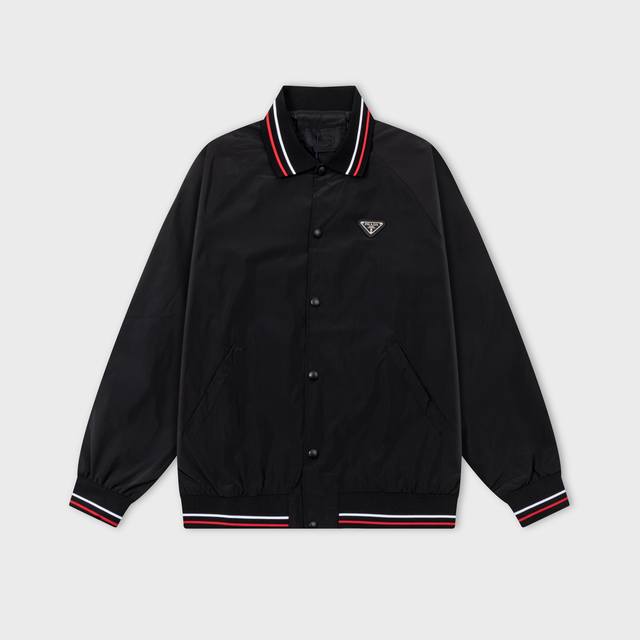 普拉达 Prada 2025年秋冬新款翻领风衣夹克，官网同步 螺纹领子设计 经典皮牌款 款式时尚大气 做工严谨 走线工整 上身效果好 原版定做五金拉链 码数：M