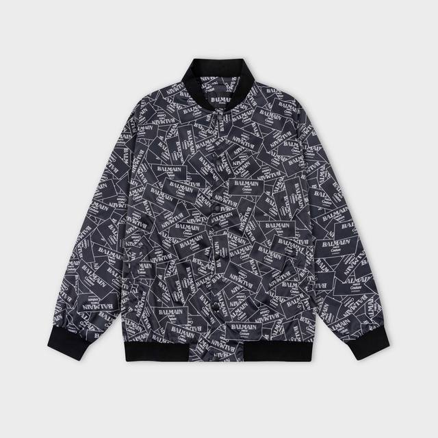 巴尔曼 Balmain 2025年秋冬新款飞行员夹克 官网同步 满身Logo印花款 款式时尚大气 做工严谨 走线工整 上身效果好 原版定做五金拉链 码数：M-3