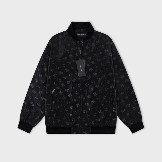 杜家班纳 Dg 2025年秋冬新款立领夹克 官网同步 满身Logo压花款 款式时尚大气 做工严谨 走线工整 上身效果好 原版定做五金拉链 码数：M-3Xl 颜色