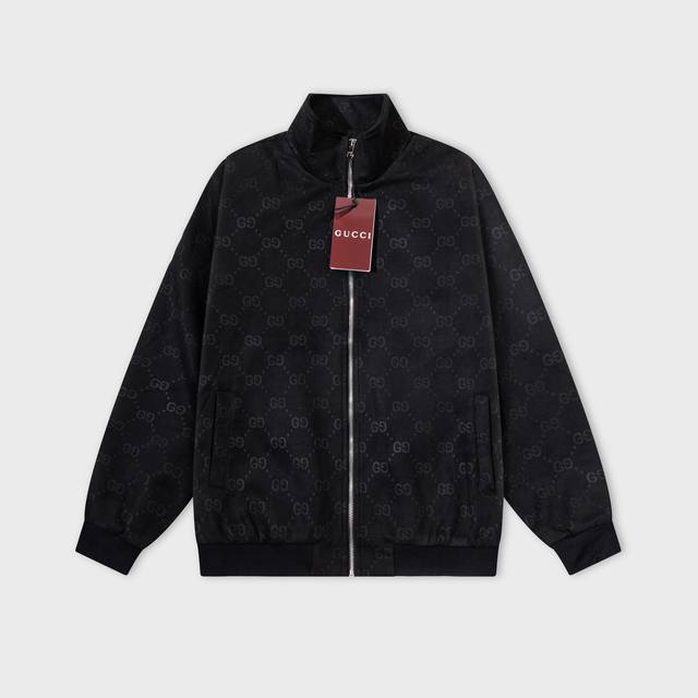 古驰 Gucci 2025年秋冬新款立领夹克 官网同步 仿鹿皮绒压花款 款式时尚大气 做工严谨 走线工整 上身效果好 原版定做五金拉链 码数：M-3Xl 颜色：