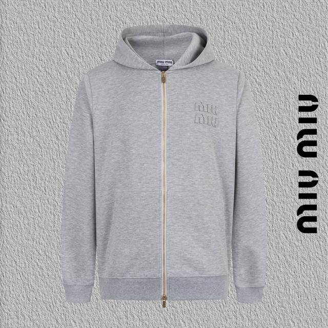 款号B107 Miumiu烧花字母连帽外套 官网一致款式 面料：450克纯棉复合材质 工艺：胸口经典烧花字母刺绣工艺 定制纯棉双色条纹螺纹紧致不变形 配套：三标