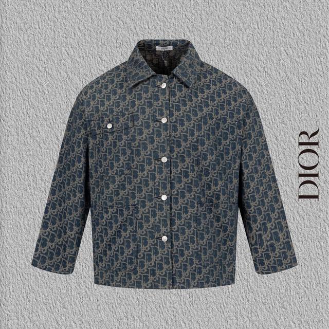 款号B56 迪奥暗纹老花牛仔外套 Dior专柜一致外套 面料：定制原版暗纹提花高密度牛仔面料 工艺：Zp 一致满印花提花工艺 辅料：三标齐全 Zp 一致同款 防