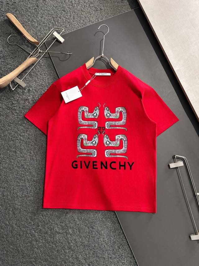 Gvc 个性走秀款经典字母设计短袖T恤 300克纯棉，三标齐全。黑色、白色、杏色、红色 码数：Xs、S、M、L