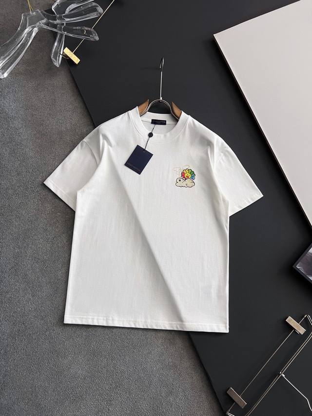 Lv 驴牌个性走秀款太阳花字母设计短袖T恤 300克纯棉，三标齐全。黑色、白色、杏色、红色 码数：Xs、S、M、L