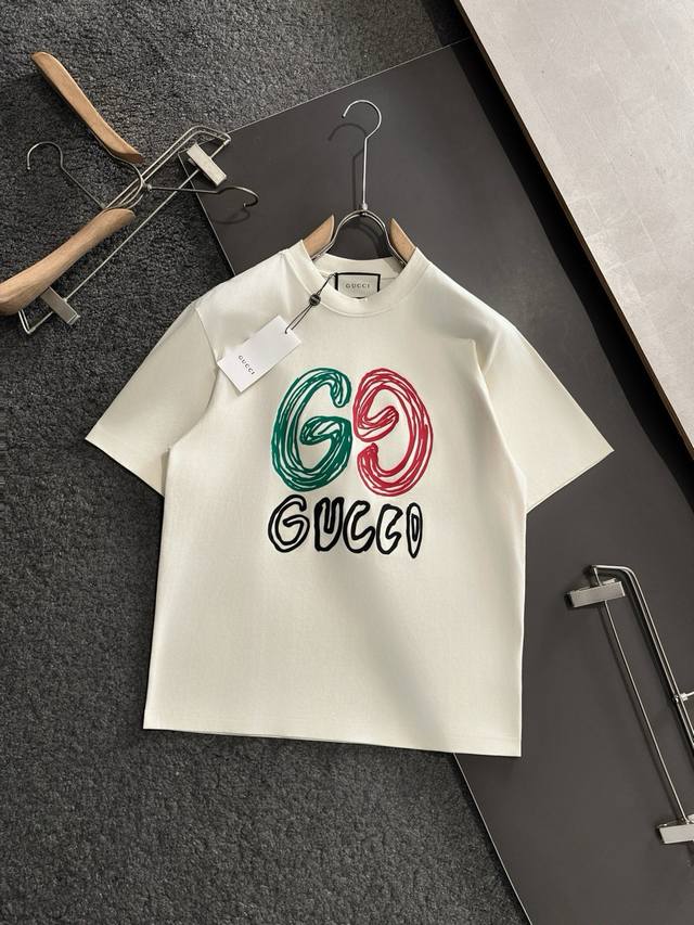 Gucci 个性走秀款经典字母设计短袖T恤 300克纯棉，三标齐全。黑色、白色、杏色、红色 码数：Xs、S、M、L