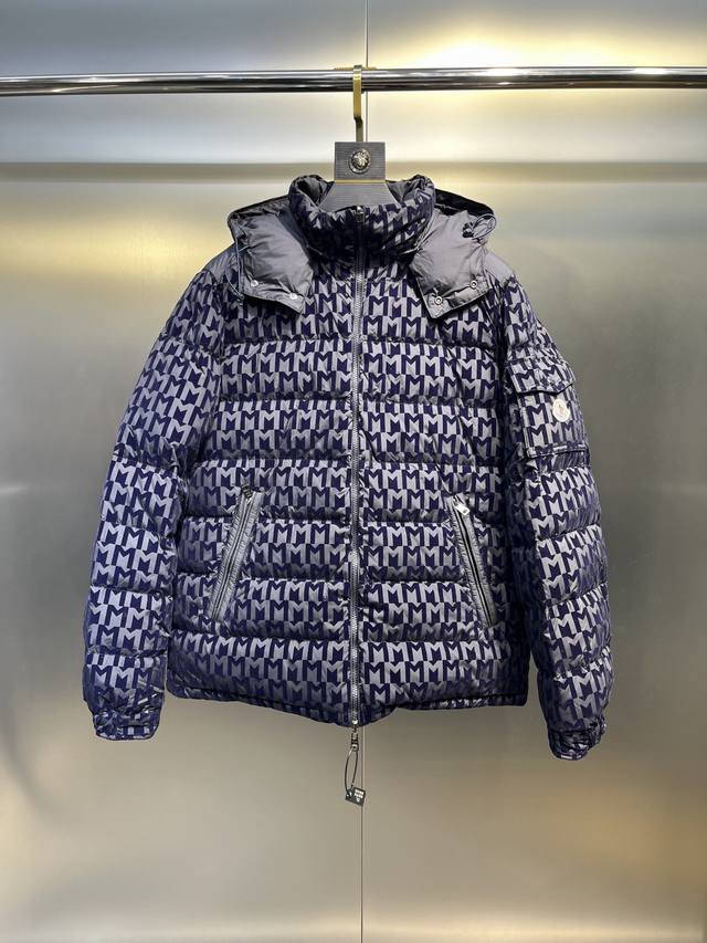 Moncler 盟可睐 蒙口 雾面短玛雅 短款羽绒服二面穿、一衣二穿、简单大气 该款短款派克羽绒采用 Longue Saion面料制成，服装满载功能性细节，确保