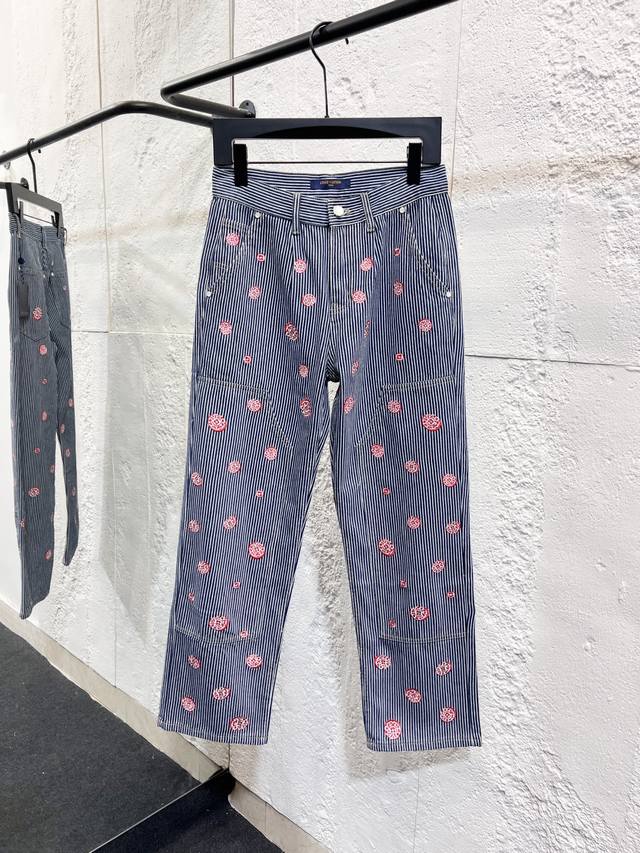 款号：H990 Louis Vuitton X Nigo 联名款 Fw25 樱花刺绣工装裤 顶级天花板品质 不同水洗质感的款式，对腿细腿粗人士十分友好，直筒修身
