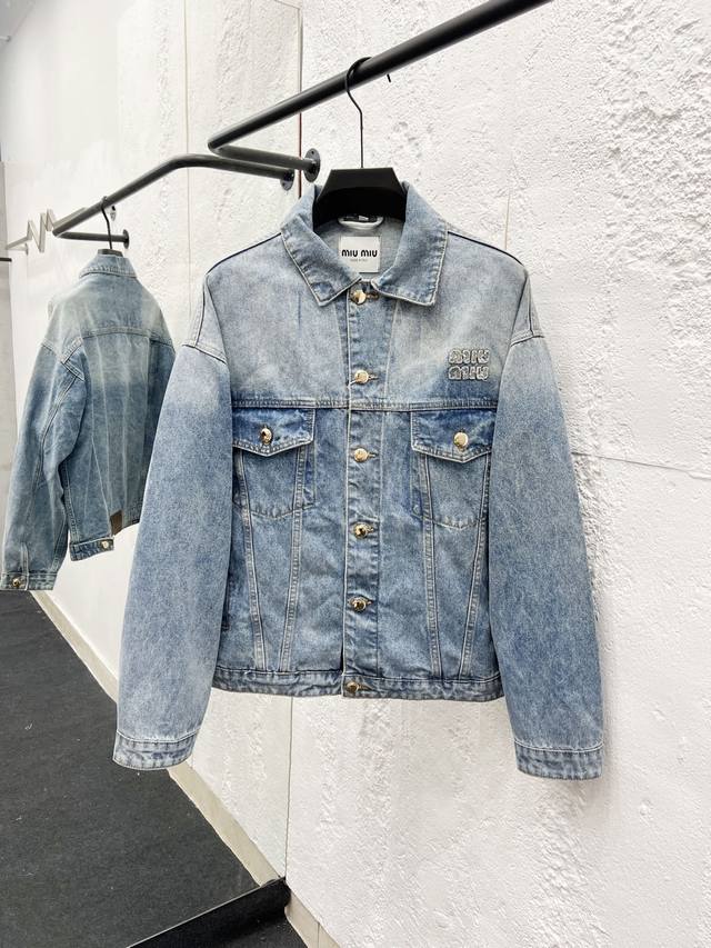 款号：T65 Miu Miu 24Fw Miu字母贴布绣拼色牛仔夹克外套- 纯棉斜纹丹宁材质，由意大利进口高密度器械制造，原胚底不含氨纶几乎无弹，传达牛仔单品本