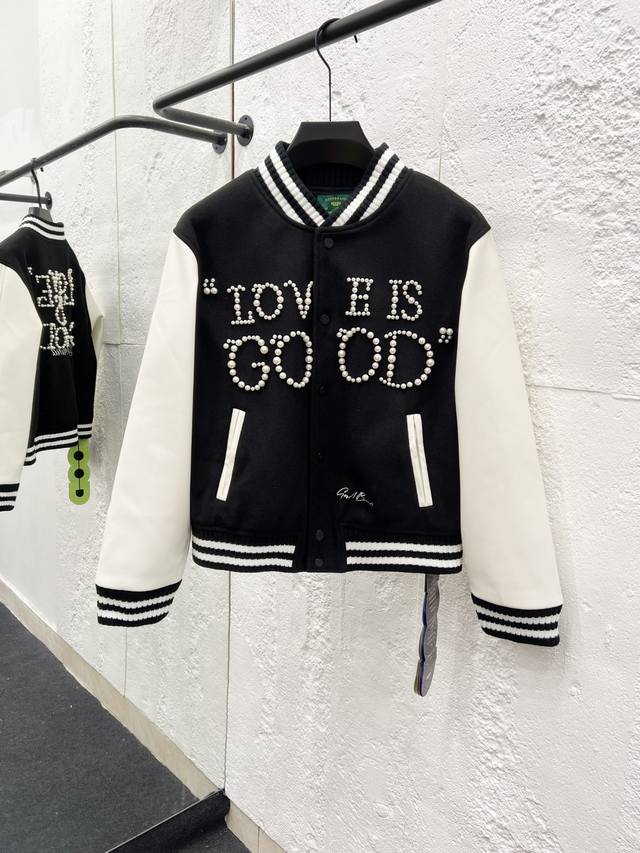 款号：T62 Goodbrand Love Is Good 学院棒球珍珠夹克 男女同款 拼色设计加上最火珍珠元素 街头感十足 常规偏短 喜欢宽松选大一码 Siz