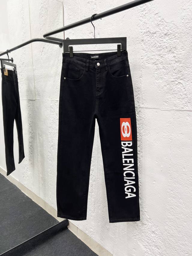 款号：H983 Balenciaga巴黎世家 Ss25 周翊然同款直筒字母印花牛仔裤 常规版型 黑色 男女同款 顶级天花板品质 不同水洗质感的款式，对腿细腿粗人