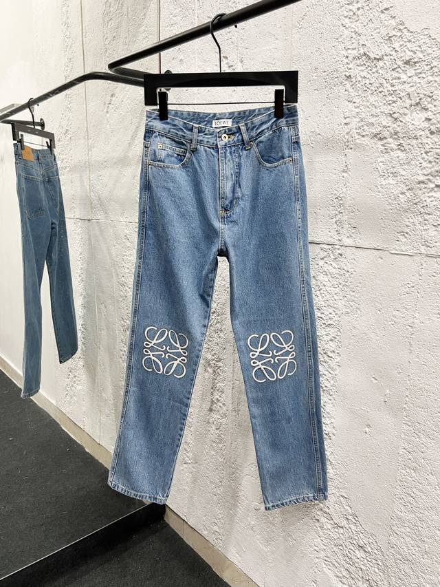 款号：H980 Loewe & 罗意威 经典切割Logo牛仔裤 2025最新品，原单狠货，水洗休闲牛仔裤， 进口原版水洗弹力面料，舒适有弹性，原版五金辅料装饰L