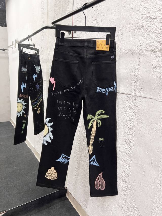 款号：H969 Louis Vuitton & 路易威登 25Ss 手绘泼墨涂鸦绘画直筒宽松牛仔裤 网红大杨哥同款 对比官网 走线 今年最新款牛仔裤 涂鸦的凌乱