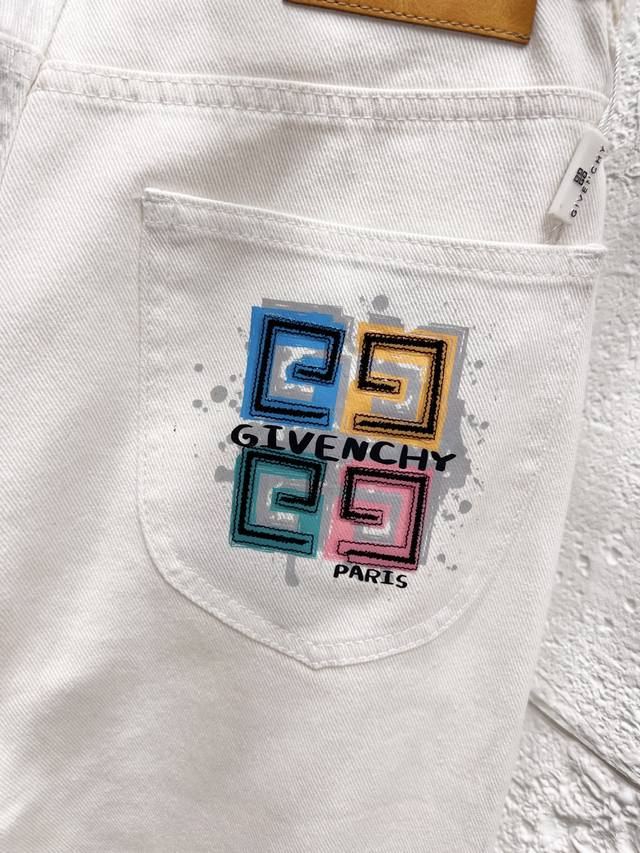 款号：H966 Givenchy & 纪梵希 Ss25 纯棉水洗卡通印花牛仔裤 男女款 顶级天花板品质 不同水洗质感的款式，对腿细腿粗人士十分友好，直筒修身的版