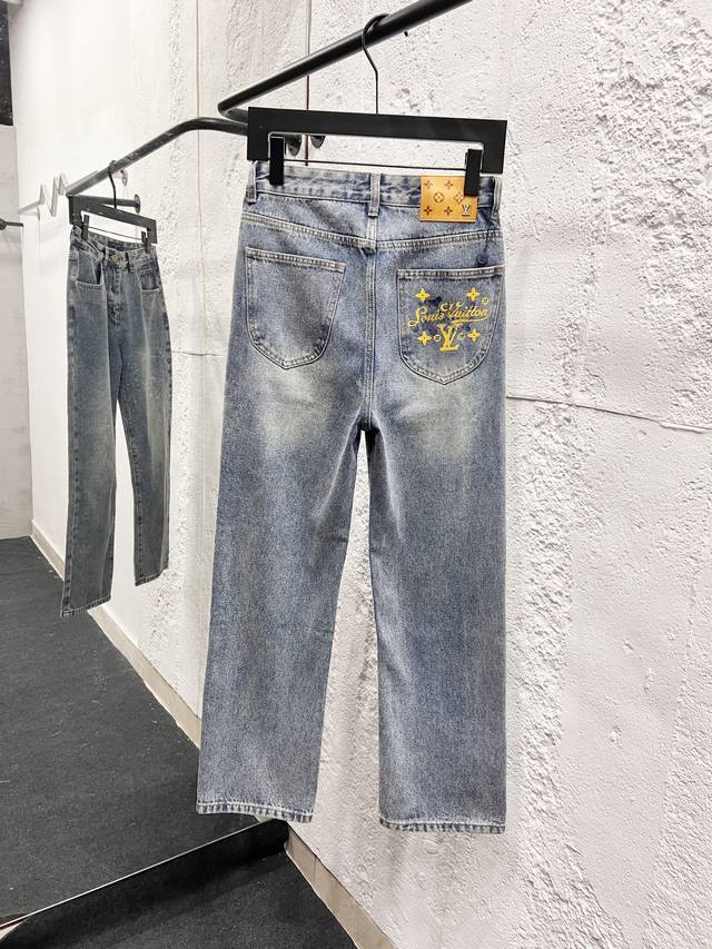 款号：H962 Louis Vuitton Ss25 纯棉水洗卡通印花牛仔裤 男女款白色 顶级天花板品质 不同水洗质感的款式，对腿细腿粗人士十分友好，直筒修身的