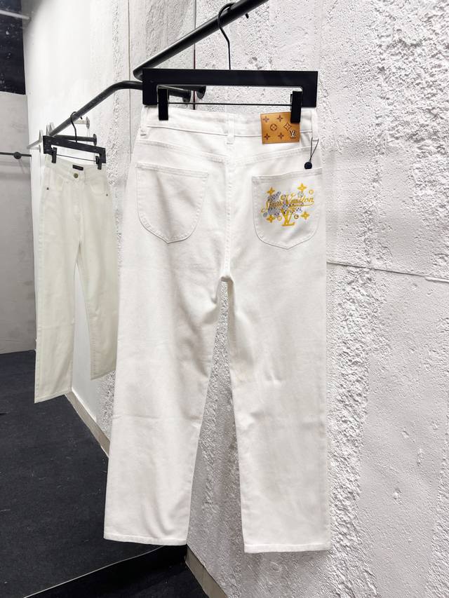 款号：H960 Louis Vuitton Ss25 纯棉水洗卡通印花牛仔裤 男女款白色 顶级天花板品质 不同水洗质感的款式，对腿细腿粗人士十分友好，直筒修身的